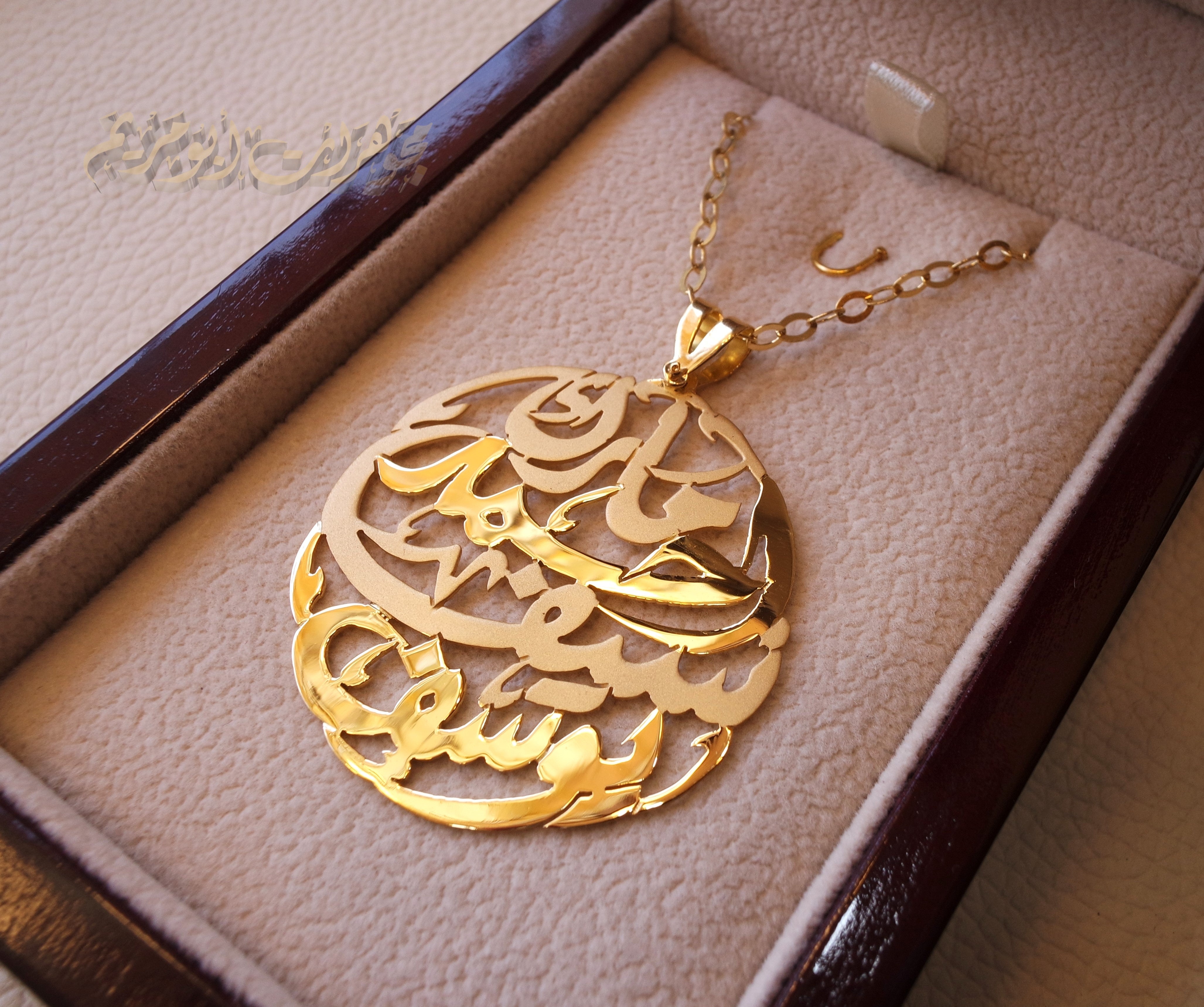 personalized customized 3 - 5 names 18 k gold arabic calligraphy pendant with chain pear , round rectangular or any shape fine jewelry